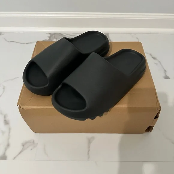 Adidas Yeezy Slides Size 8 - Picture 1 of 4